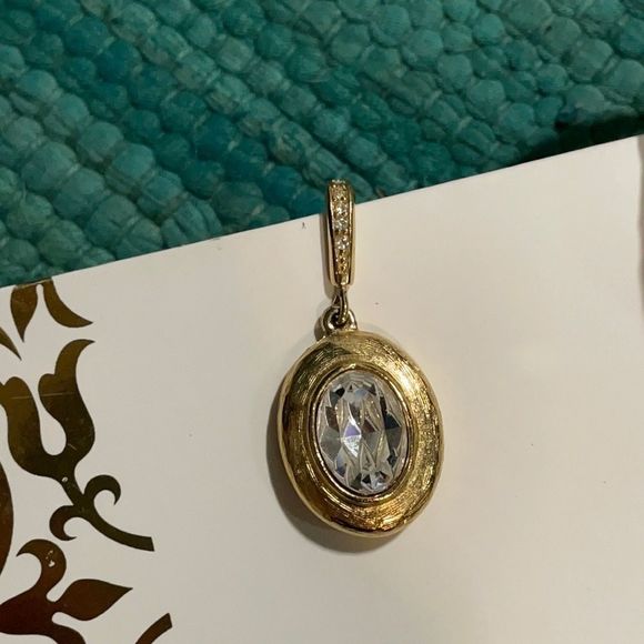 Vintage Jewelry - Vintage gold oval pendant, crystal 💎 center stone